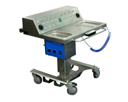 3L kar - Det kørebare bord har indbygget ultralyds apparat samt bakke til arbejdet med ultralyds håndstykker